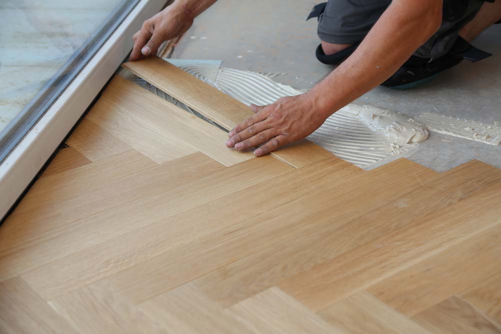 Modernes Großraumbüro mit Parkettboden | Parkett für Gewerbeboden Hell und freundlich wirkt das Großraumbüro. Viel Licht und ein heller Parkettboden geben dem Raum seinen freundlichen Charakter