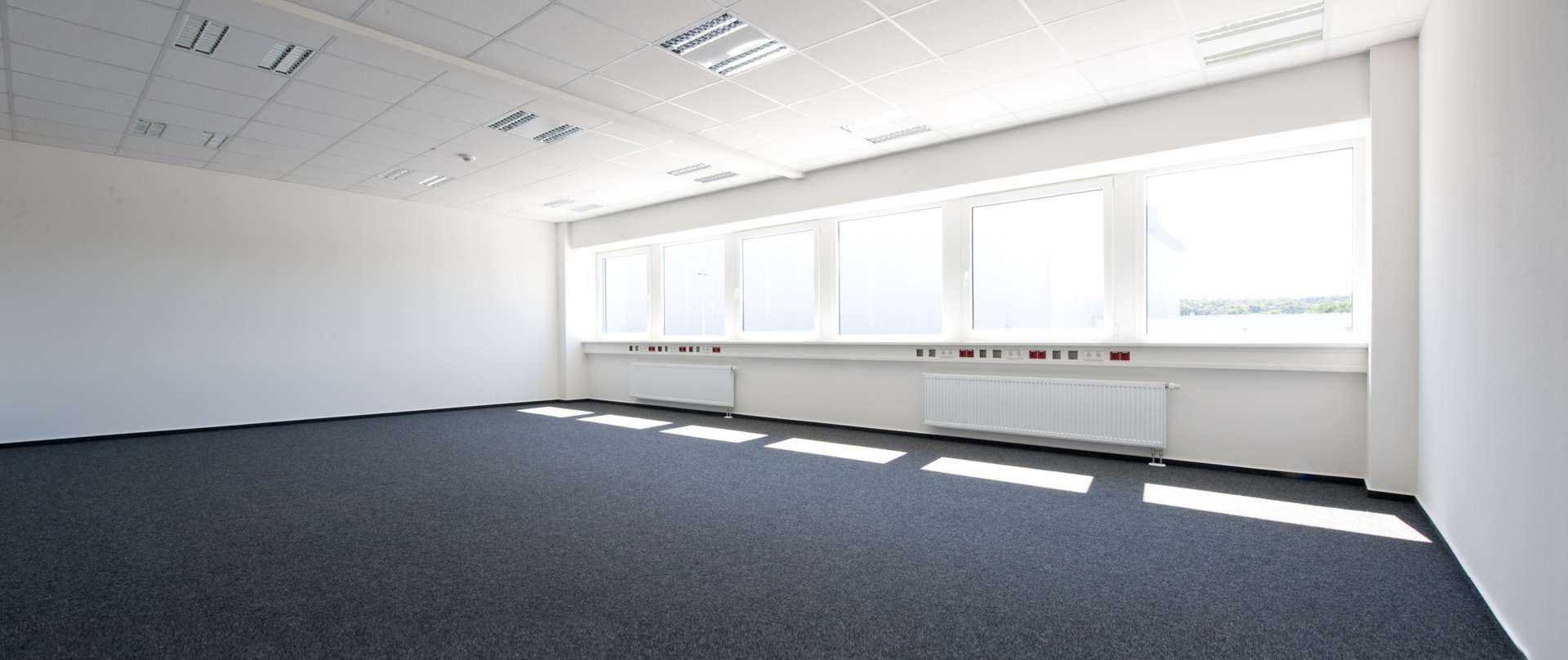  2.550 qm Estrich, 2.000 qm Teppichboden (Nadelfilz) und über 550 qm PVC Designbeläge