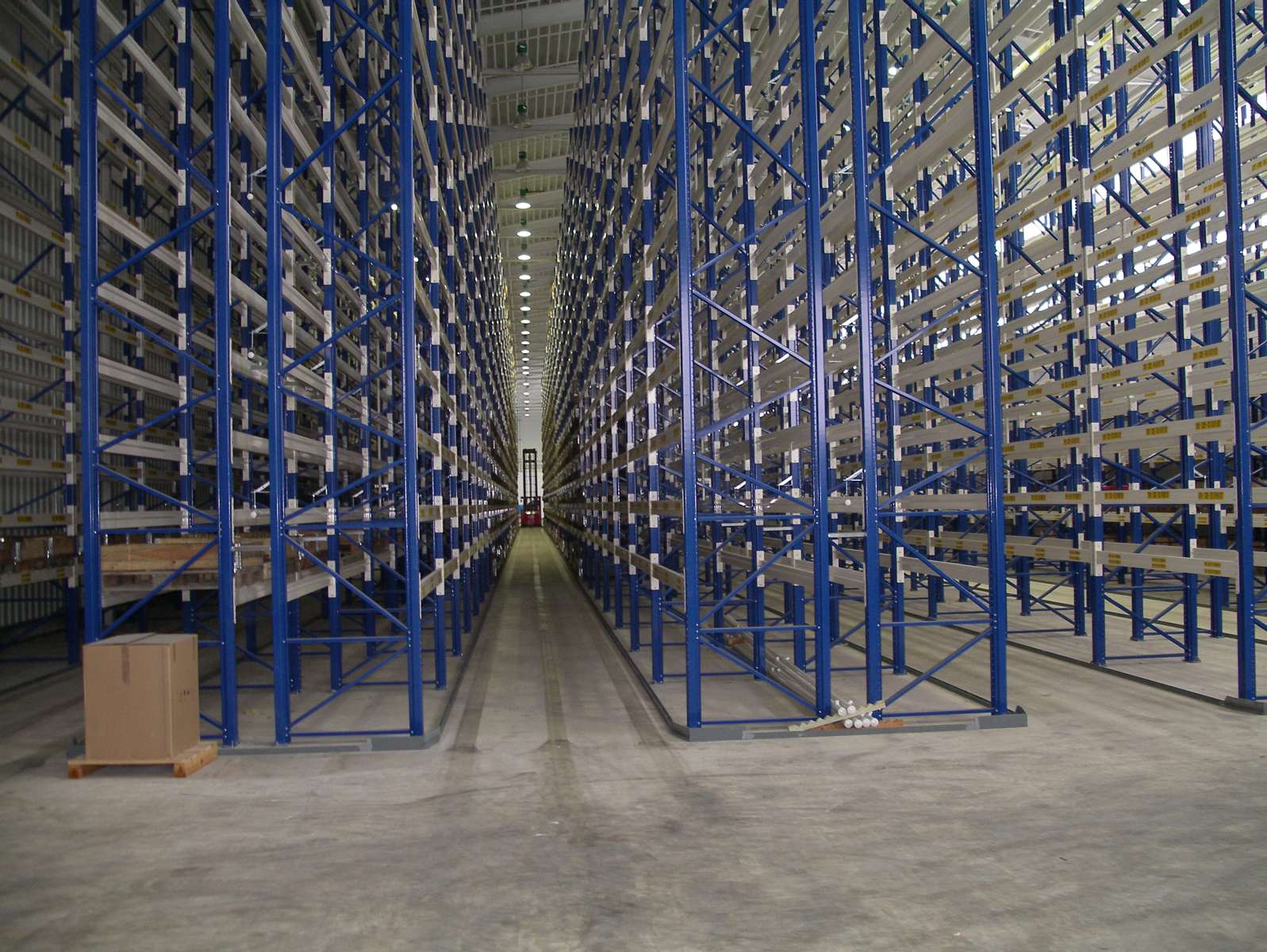 Magnesiaestrich als Industriebodenbelag Der Magnesiaboden ist im Hochregallager als Industriebodenbelag unschlagbar.